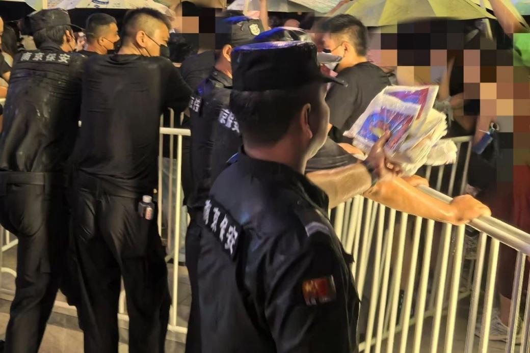 C:/Users/Administrator/Desktop/臺風(fēng)“貝碧嘉”來襲，南京保安積極應(yīng)對，“守”護(hù)萬家團(tuán)圓！/11.jpg11