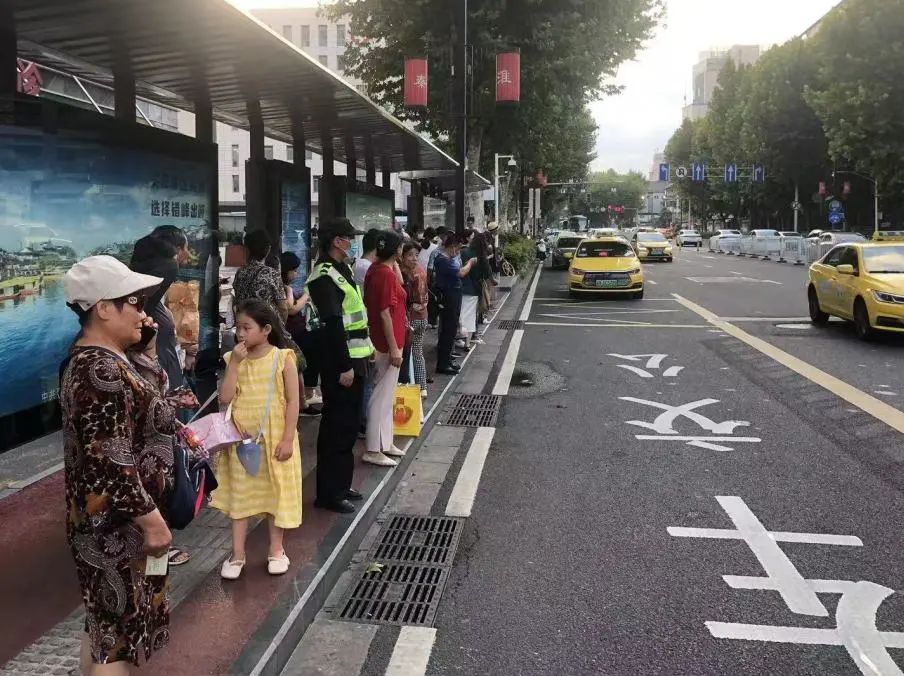 C:/Users/Administrator/Desktop/臺風(fēng)“貝碧嘉”來襲，南京保安積極應(yīng)對，“守”護(hù)萬家團(tuán)圓！/2.jpg2