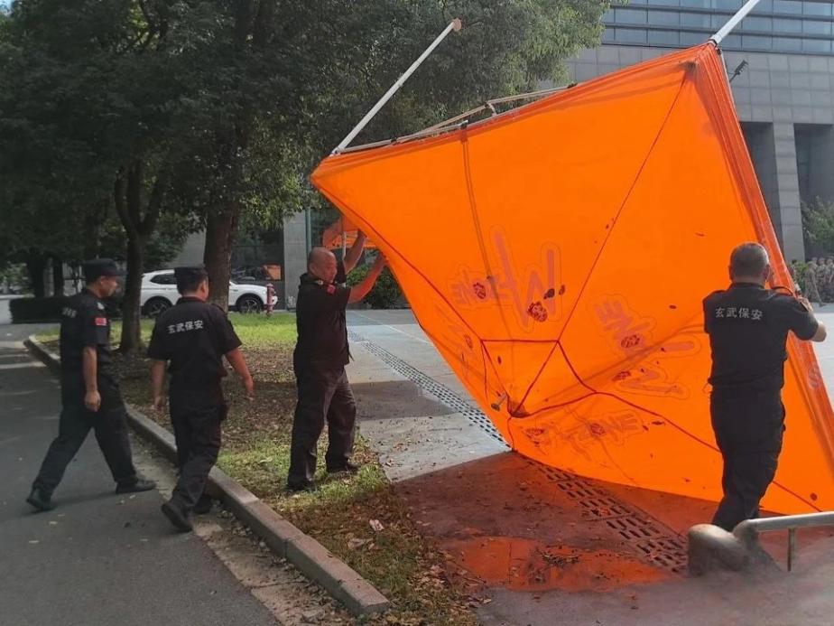 C:/Users/Administrator/Desktop/臺風(fēng)“貝碧嘉”來襲，南京保安積極應(yīng)對，“守”護(hù)萬家團(tuán)圓！/3.jpg3