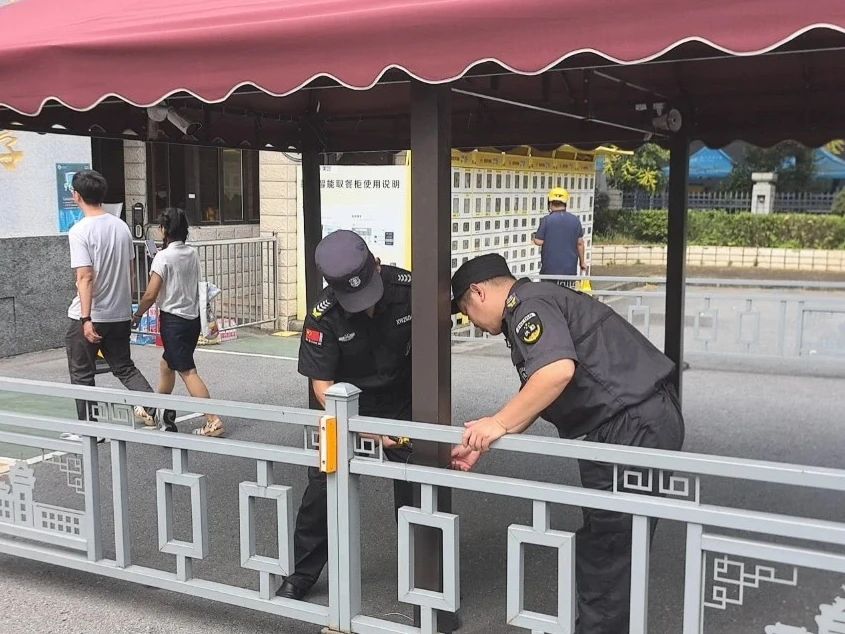 C:/Users/Administrator/Desktop/臺風(fēng)“貝碧嘉”來襲，南京保安積極應(yīng)對，“守”護(hù)萬家團(tuán)圓！/4.jpg4