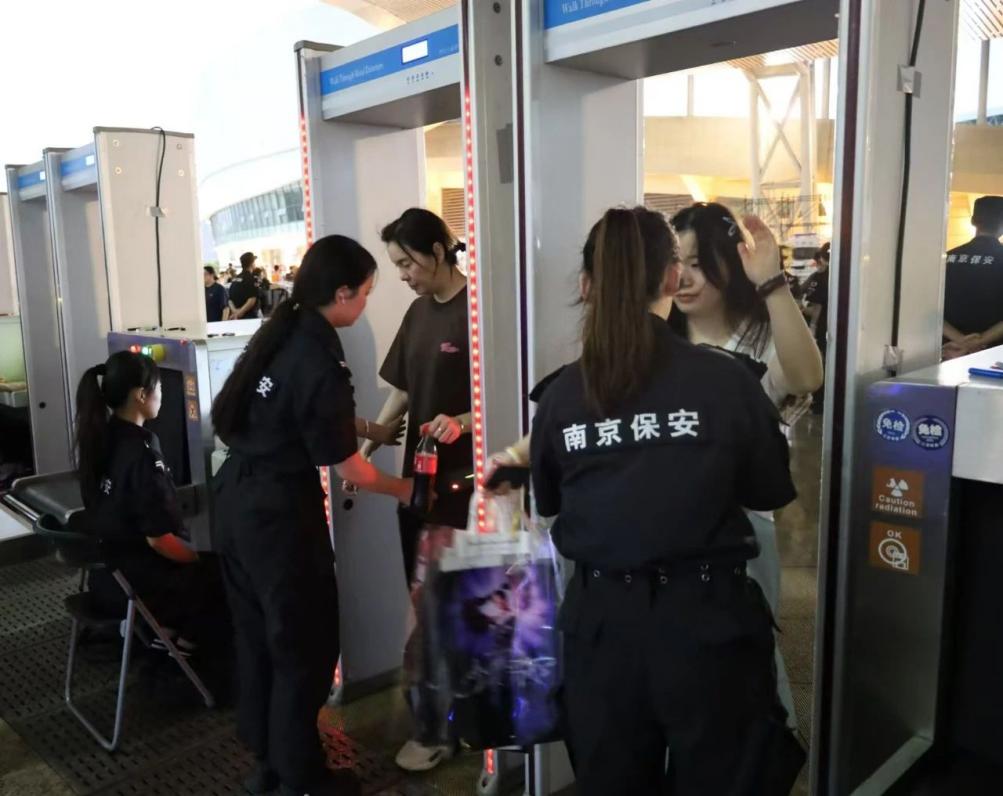 C:/Users/Administrator/Desktop/“安保鐵軍、硬核保障”2024系列報道四十二——南京市保安服務(wù)有限公司成功護航張碧晨「今兒個開心」十周年巡回演唱會南京站安保任務(wù)/2.jpg2