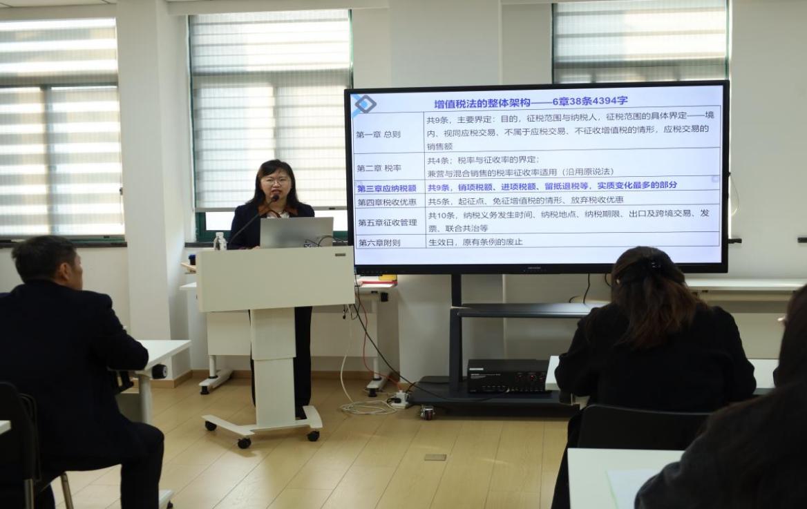 E:/25.12.10后 上傳網(wǎng)站留存/學(xué)新規(guī)強(qiáng)技能 防風(fēng)險(xiǎn)促合規(guī)——南京市保安服務(wù)有限公司舉辦新增值稅法專題培訓(xùn)/照片/IMG_9401.JPGIMG_9401